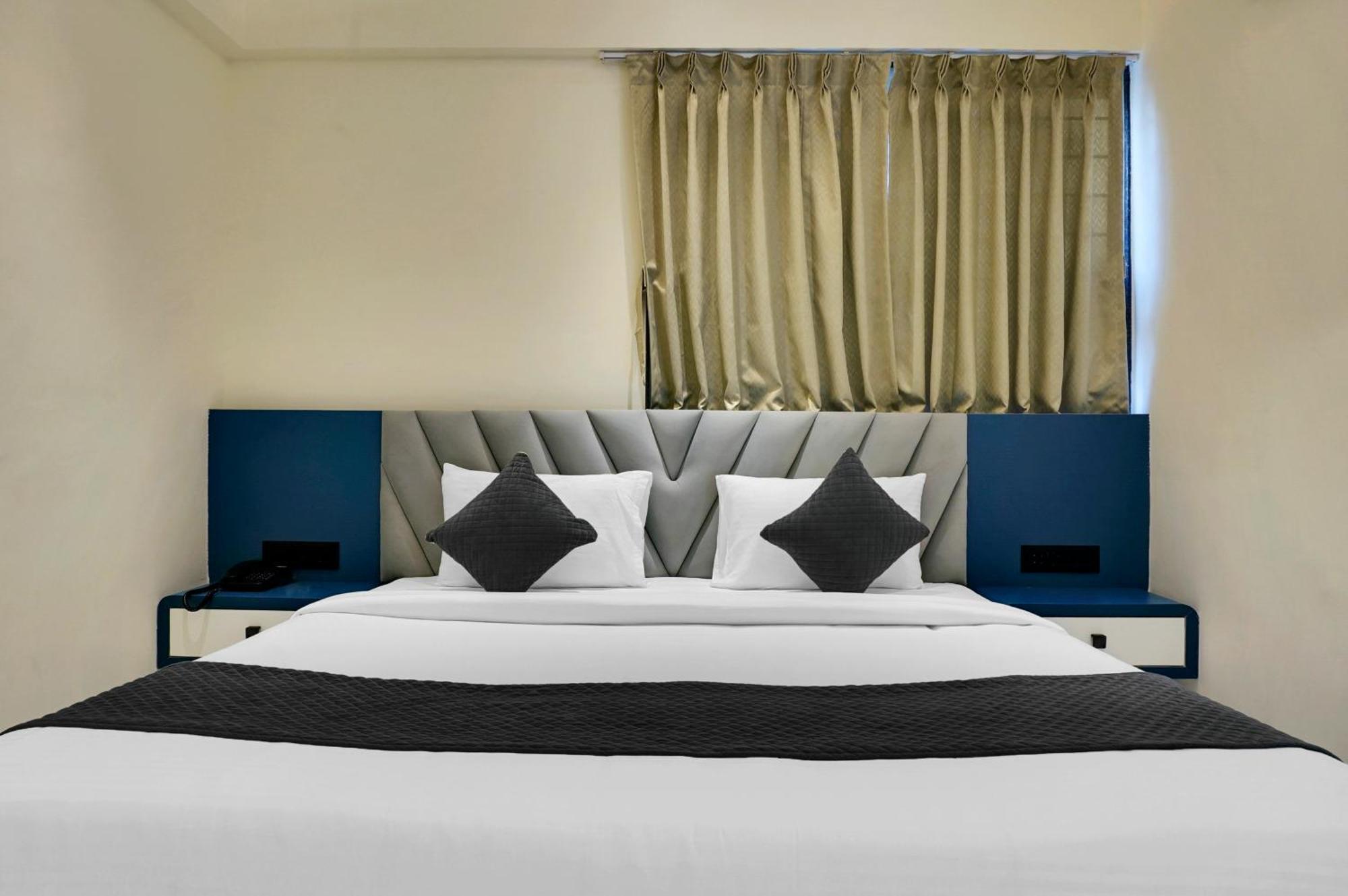 Palm Suites Baner- Indian Nationals Only プネ エクステリア 写真