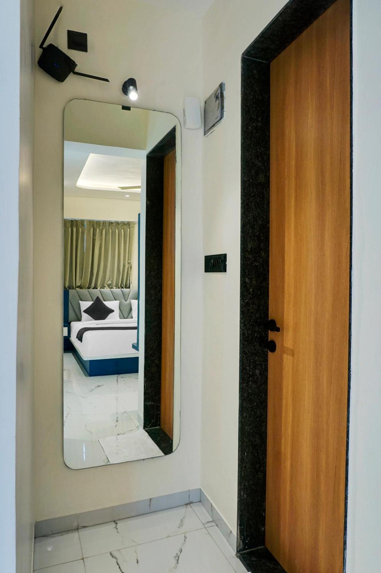 Palm Suites Baner- Indian Nationals Only プネ エクステリア 写真
