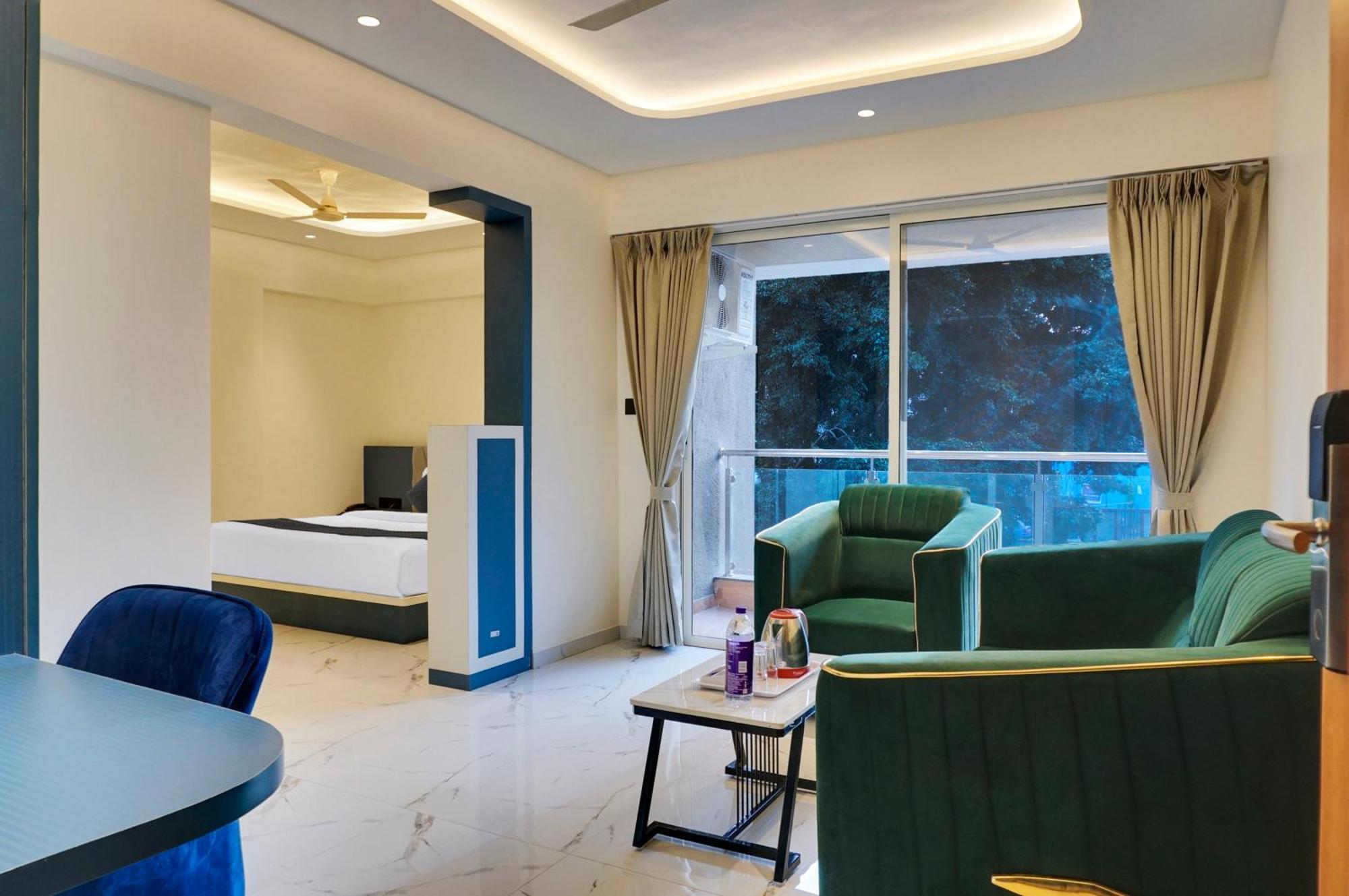 Palm Suites Baner- Indian Nationals Only プネ エクステリア 写真