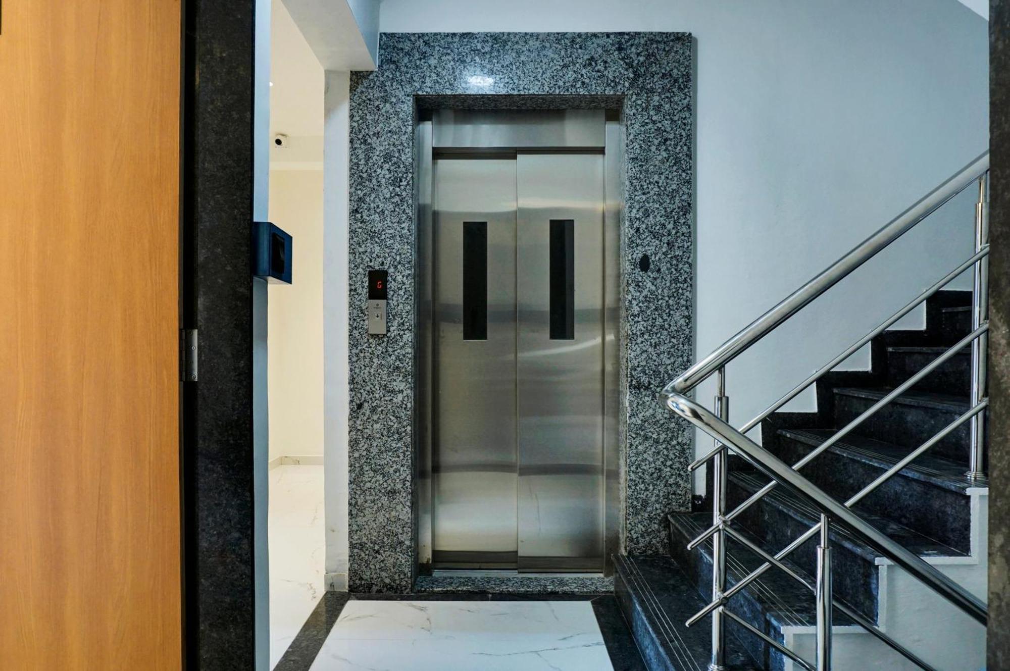 Palm Suites Baner- Indian Nationals Only プネ エクステリア 写真