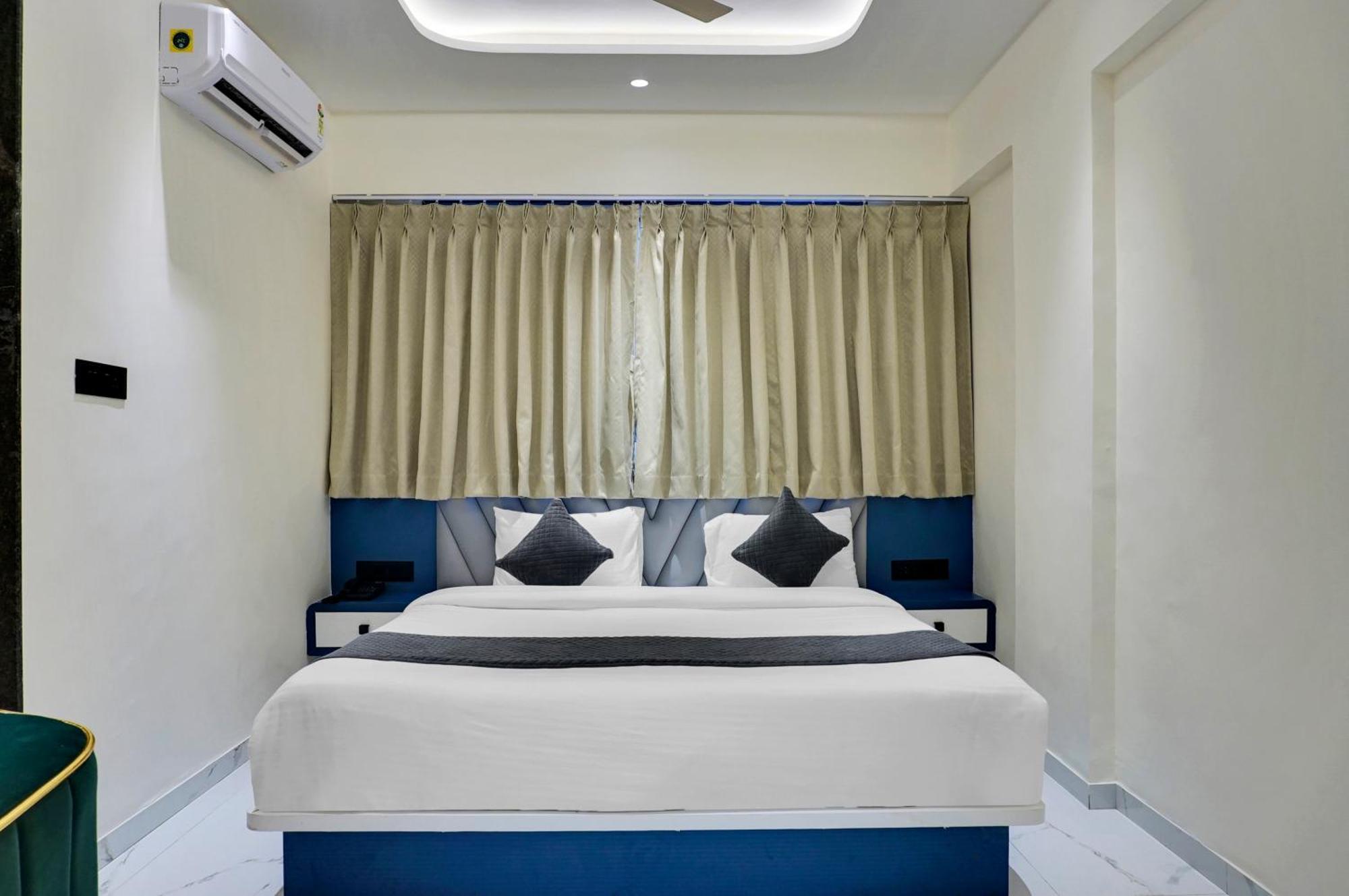 Palm Suites Baner- Indian Nationals Only プネ エクステリア 写真