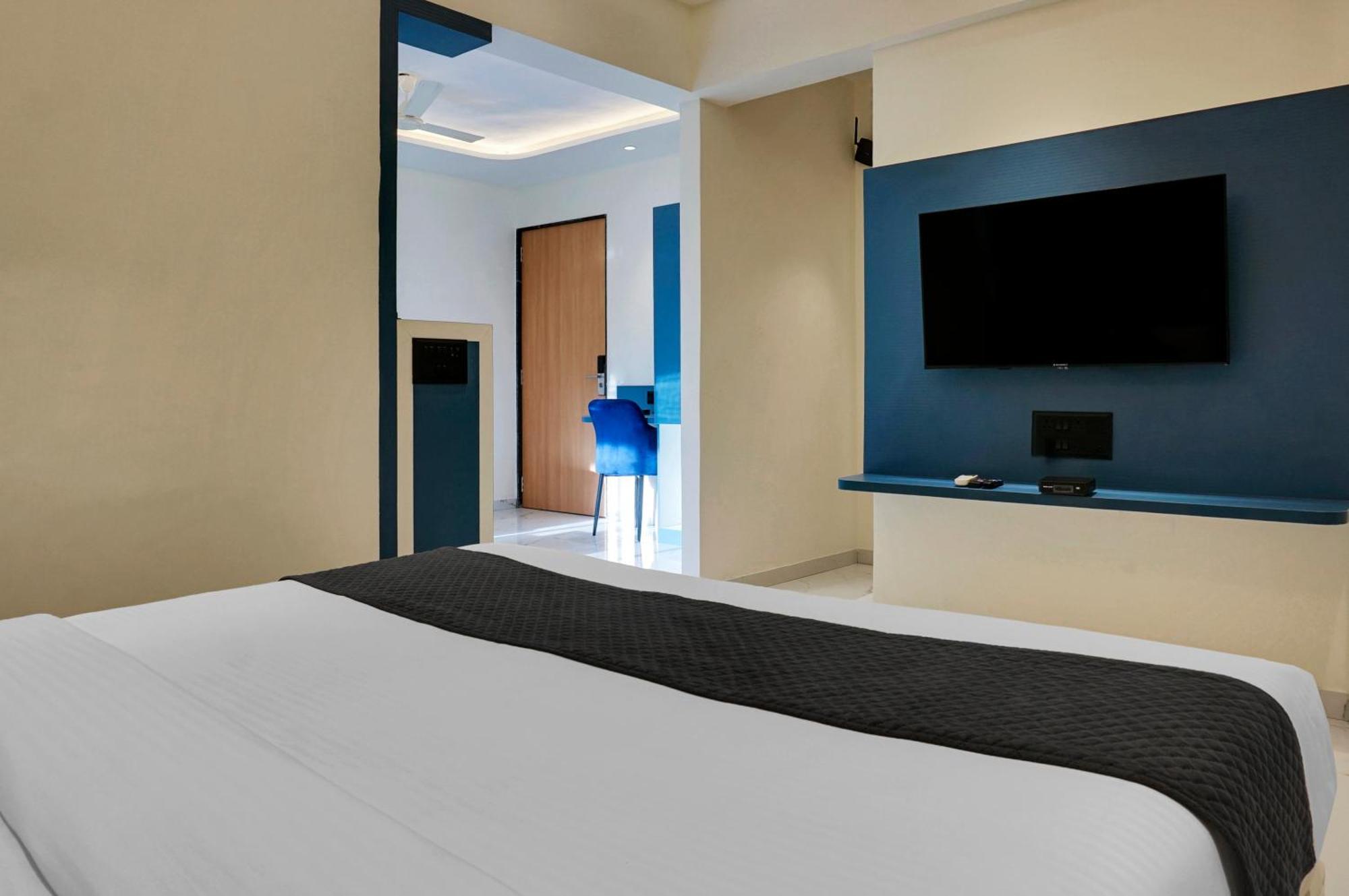 Palm Suites Baner- Indian Nationals Only プネ エクステリア 写真