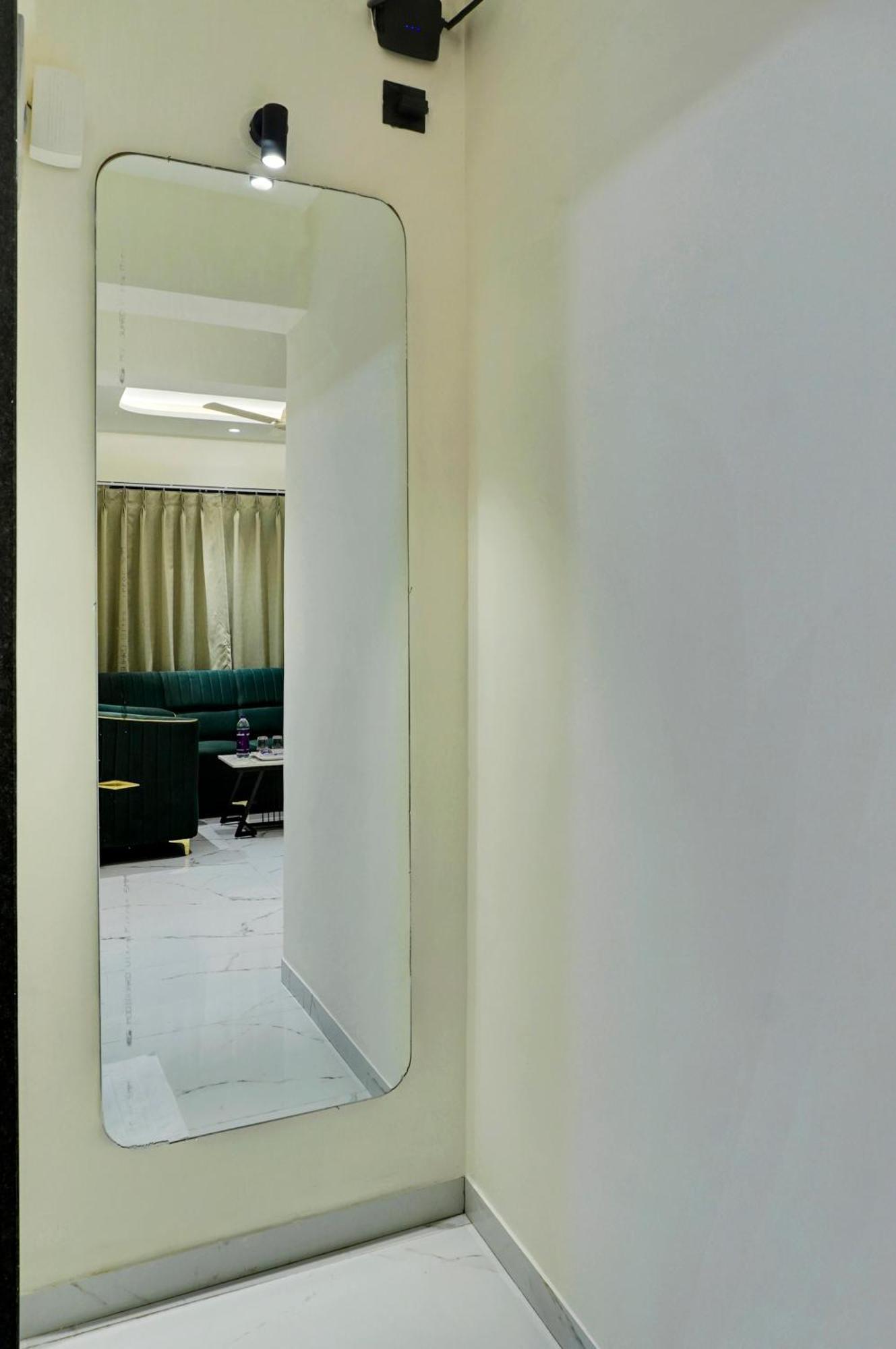 Palm Suites Baner- Indian Nationals Only プネ エクステリア 写真