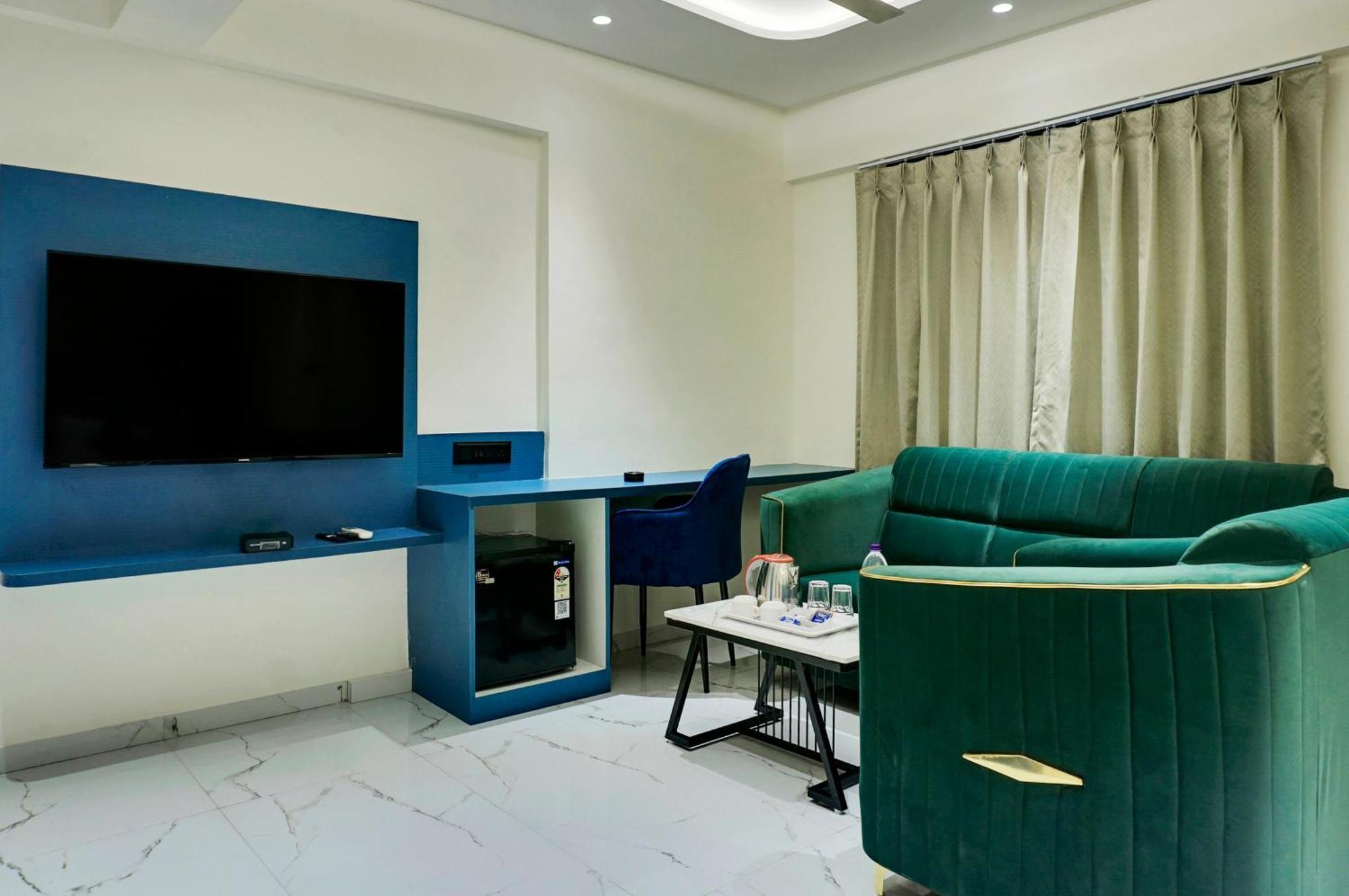 Palm Suites Baner- Indian Nationals Only プネ エクステリア 写真