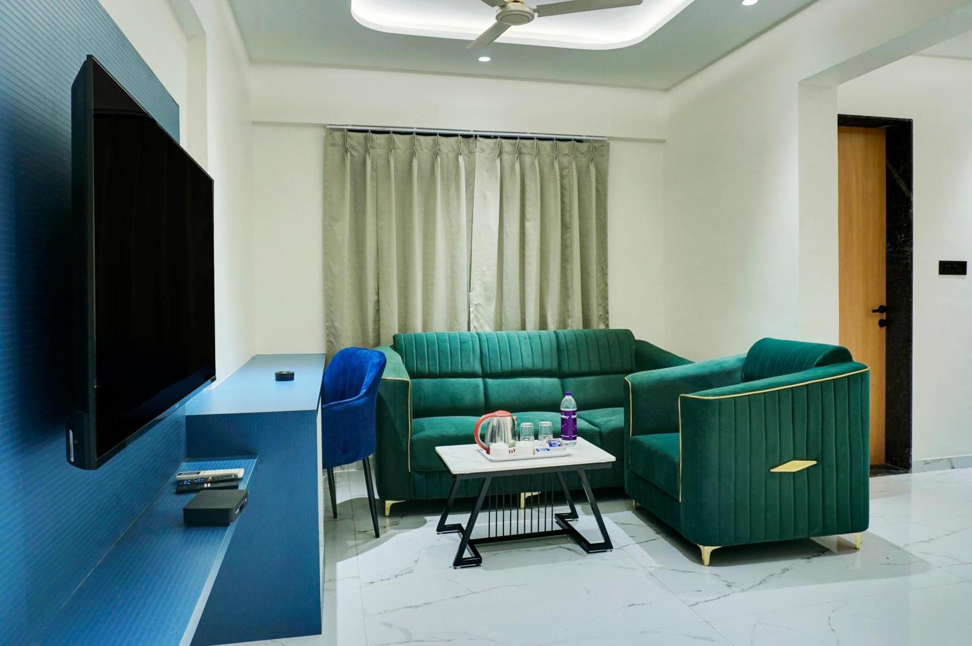 Palm Suites Baner- Indian Nationals Only プネ エクステリア 写真