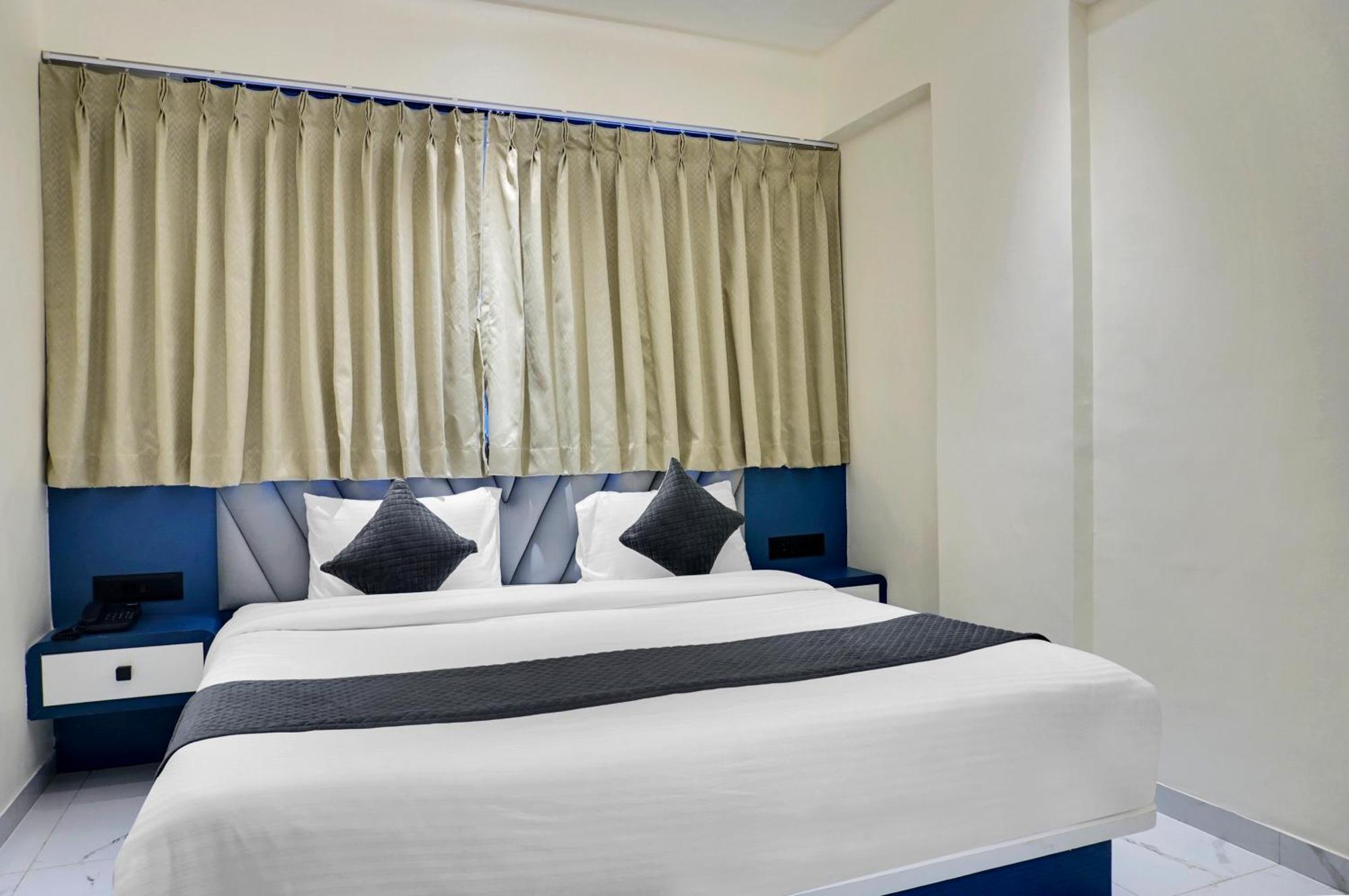 Palm Suites Baner- Indian Nationals Only プネ エクステリア 写真