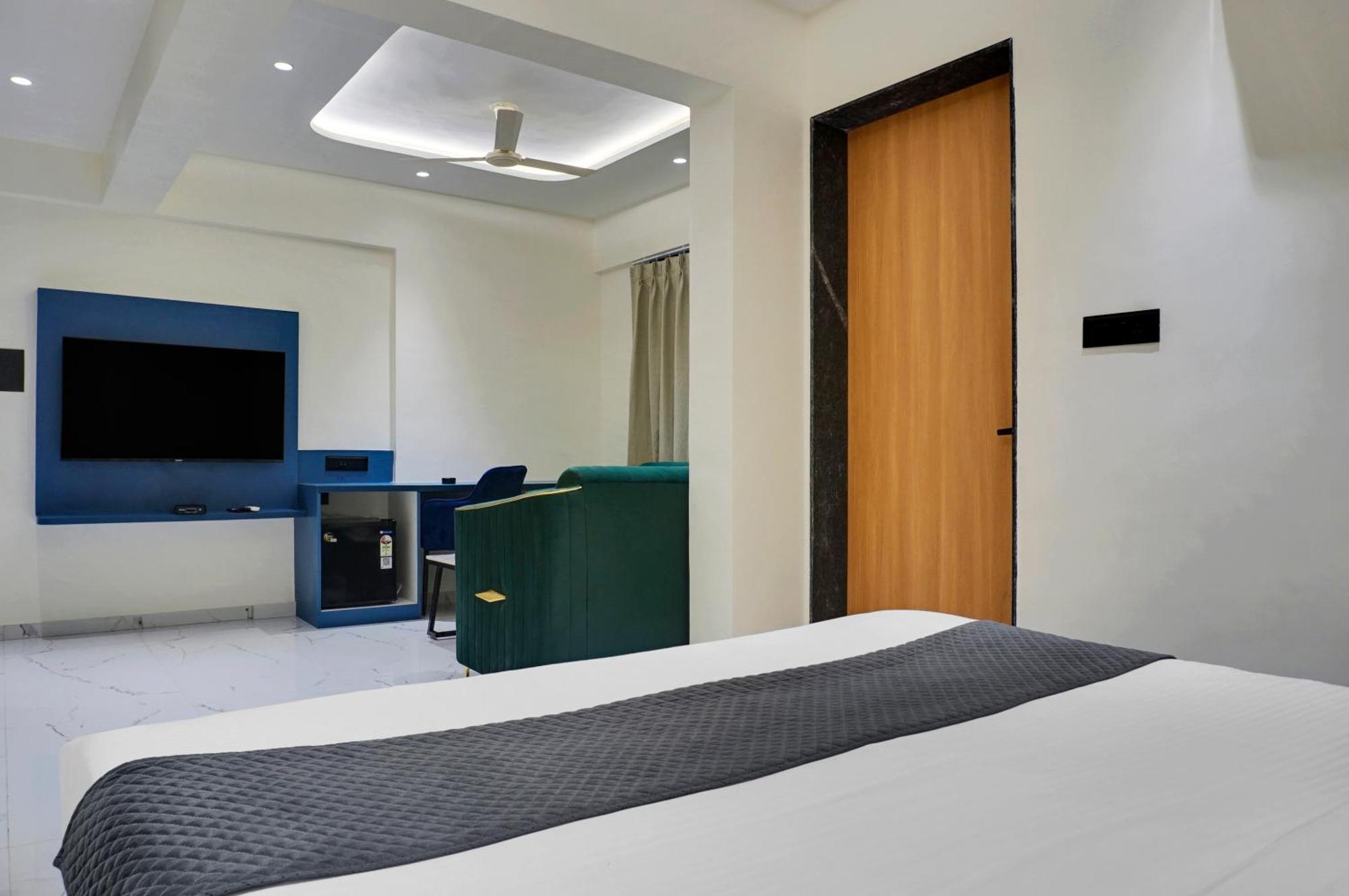 Palm Suites Baner- Indian Nationals Only プネ エクステリア 写真